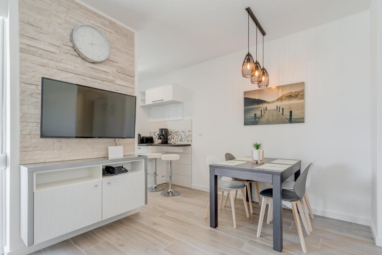 Appartement New, Private Heated Swimming Pool, Free Parking, Trogir Centar Extérieur photo